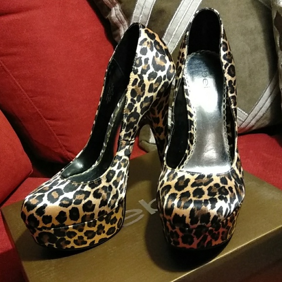 Charli Natcom style in leopard Satin - Picture 2 of 4